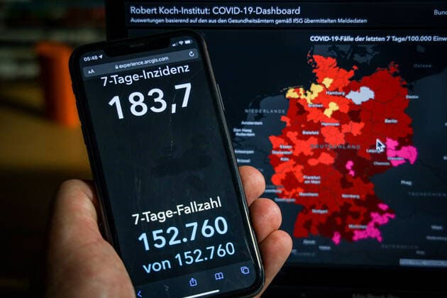 Coronavirus in Germany Covid 19 Dashboard of the Robert Koch Institute 06 11 2021 Robert Koch Institute 7 days Incidence 183.7 7 days Number of cases 152 760 COVID 19 cases 4 743 490 Addition of 34 002 compared to the previous day COVID 19 deaths 96 488 Addition of 142 compared to the previous day