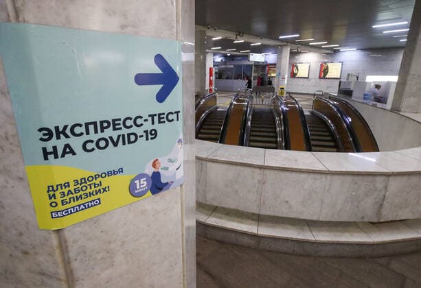 MOSCOW, RUSSIA - NOVEMBER 6, 2021: A sign showing the direction to a rapid COVID-19 testing site is pictured at Turgenevskaya Station of the Moscow Underground. Sergei Karpukhin TASS  TS116E7D