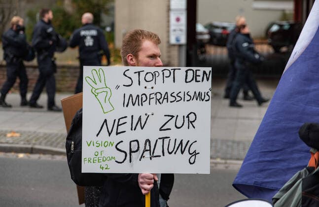 Querdenken demonstration in Oldenburg 06 11 2021 Demonstration of Querdenken in Oldenburg with about 90 people, in addition left counterprotest, 06 11 2021 Copyright: xEibnerxPressefotox xFabianxSteffx EP_FSS