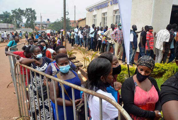 News Bilder des Tages (211106) -- KAMPALA, Nov. 6, 2021 -- People line up to receive the COVID-19 vaccine during mass vaccination in Kampala, Uganda, on Nov. 6, 2021. (Photo by Xinhua) UGANDA-KAMPALA-COVID-19-MASS VACCINATION NicholasxKajoba 