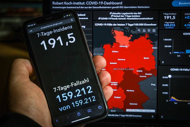 Coronavirus in Germany Covid 19 Dashboard of the Robert Koch Institute 07 11 2021 Robert Koch Institute 7 days Incidence 191.5 7 days Number of cases 159 212 COVID 19 cases 4 767 033 Addition of 23 543 compared to the previous day COVID 19 deaths 96 525 Addition of 37 compared to the previous day