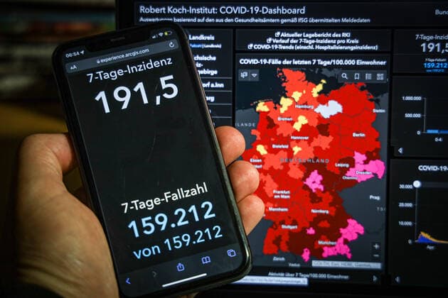 Coronavirus in Germany Covid 19 Dashboard of the Robert Koch Institute 07 11 2021 Robert Koch Institute 7 days Incidence 191.5 7 days Number of cases 159 212 COVID 19 cases 4 767 033 Addition of 23 543 compared to the previous day COVID 19 deaths 96 525 Addition of 37 compared to the previous day