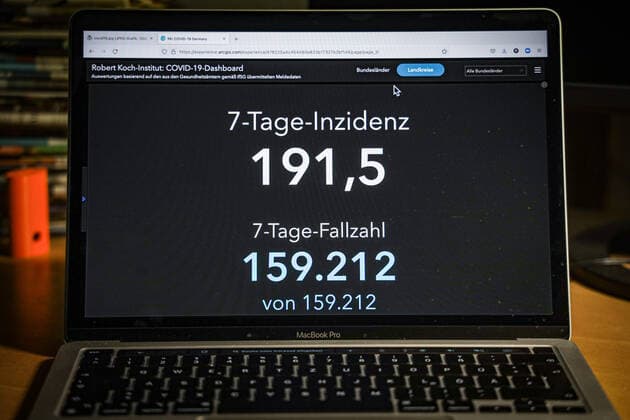 Coronavirus in Germany Covid 19 Dashboard of the Robert Koch Institute 07 11 2021 Robert Koch Institute 7 days Incidence 191.5 7 days Number of cases 159 212 COVID 19 cases 4 767 033 Addition of 23 543 compared to the previous day COVID 19 deaths 96 525 Addition of 37 compared to the previous day