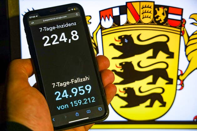 Coronavirus in Germany Covid 19 Dashboard of the Robert Koch Institute DEU, Germany, Baden Württemberg 07 11 2021 The 7-day incidence for the state Cases last 7 days 100 000 PE is displayed on an iPhone, with the state coat of arms in the background.