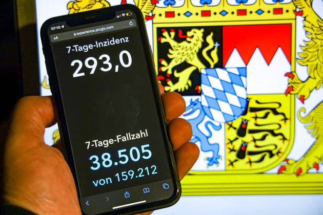 Coronavirus in Germany Covid 19 Dashboard of the Robert Koch Institute DEU, Germany, Bavaria 07 11 2021 The 7-day incidence for the state Cases last 7 days 100 000 PE is displayed on an iPhone, with the state coat of arms in the background.