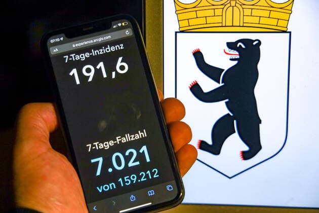 Coronavirus in Germany Covid 19 Dashboard of the Robert Koch Institute DEU, Germany, Berlin 07 11 2021 The 7-day incidence for the state Cases last 7 days 100 000 PE is displayed on an iPhone, with the state coat of arms in the background.