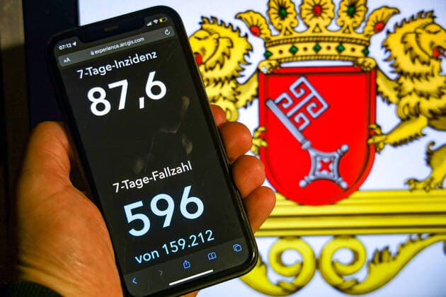 Coronavirus in Germany Covid 19 Dashboard of the Robert Koch Institute DEU, Germany, Bremen 07 11 2021 The 7-day incidence for the state Cases last 7 days 100 000 PE is displayed on an iPhone, with the state coat of arms in the background.