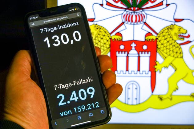 Coronavirus in Germany Covid 19 Dashboard of the Robert Koch Institute DEU, Germany, Hamburg 07 11 2021 The 7-day incidence for the state Cases last 7 days 100 000 PE is displayed on an iPhone, with the state coat of arms in the background.