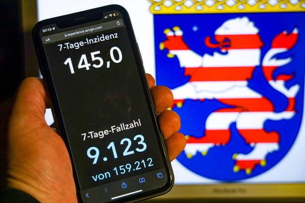 Coronavirus in Germany Covid 19 Dashboard of the Robert Koch Institute DEU, Germany, Hesse 07 11 2021 The 7-day incidence for the state Cases last 7 days 100 000 PE is displayed on an iPhone, with the state coat of arms in the background.