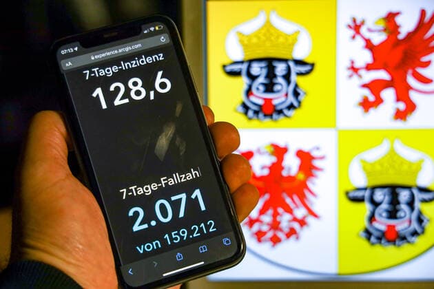 Coronavirus in Germany Covid 19 Dashboard of the Robert Koch Institute DEU, Germany, Mecklenburg Vorpommern 07 11 2021 The 7-day incidence for the state Cases last 7 days 100 000 P.E. is displayed on an iPhone, with the state coat of arms in the background.