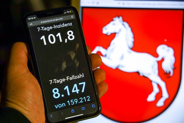 Coronavirus in Germany Covid 19 Dashboard of the Robert Koch Institute DEU, Germany, Lower Saxony 07 11 2021 The 7-day incidence for the state Cases last 7 days 100 000 PE is displayed on an iPhone, with the state coat of arms in the background.