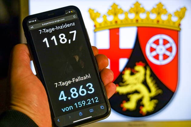 Coronavirus in Germany Covid 19 Dashboard of the Robert Koch Institute DEU, Germany, Rhineland-Palatinate 07 11 2021 The 7-day incidence for the state Cases last 7 days 100 000 PE is displayed on an iPhone, with the state coat of arms in the background.