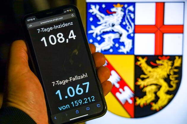 Coronavirus in Germany Covid 19 Dashboard of the Robert Koch Institute DEU, Germany, Saarland 07 11 2021 The 7-day incidence for the state Cases last 7 days 100 000 PE is displayed on an iPhone, with the state coat of arms in the background.