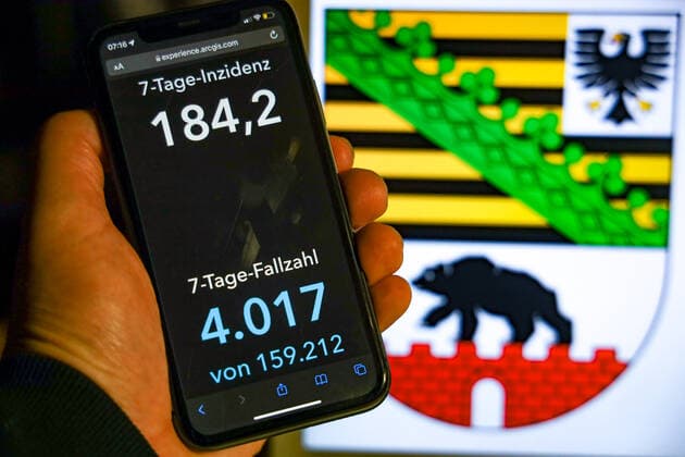 Coronavirus in Germany Covid 19 Dashboard of the Robert Koch Institute DEU, Germany, Saxony Anhalt 07 11 2021 The 7-day incidence for the state Cases last 7 days 100 000 PE is displayed on an iPhone, with the state coat of arms in the background.