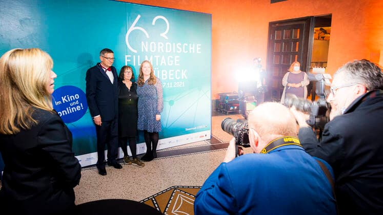 Photographers stand at the red carpet Film Award Night of the Nordic Film Days Lübeck, 06 11 21 Lübeck Schleswig Holstein Germany Copyright: xAgentur54Gradx xFelixxKoenigx