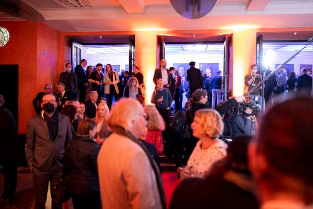 Guests stand in the foyer of the theatre Film Award Night of the Nordic Film Days Lübeck, 06 11 21 Lübeck Schleswig Holstein Germany Copyright: xAgentur54Gradx xFelixxKoenigx