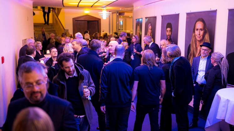 Guests stand in the foyer of the theatre Film Award Night of the Nordic Film Days Lübeck, 06 11 21 Lübeck Schleswig Holstein Germany Copyright: xAgentur54Gradx xFelixxKoenigx