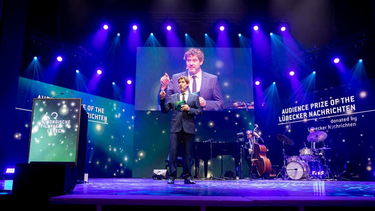 Actor and presenter Stephan Szasz Film Award Night of the Nordic Film Days Lübeck, 06 11 21 Lübeck Schleswig Holstein Germany Copyright: xAgentur54Gradx xFelixxKoenigx