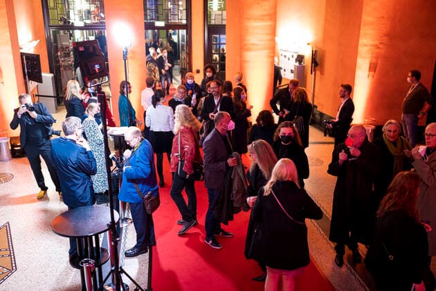 The guests in the foyer of the theatre Film Award Night of the Nordic Film Days Lübeck, 06 11 21 Lübeck Schleswig Holstein Germany Copyright: xAgentur54Gradx xFelixxKoenigx