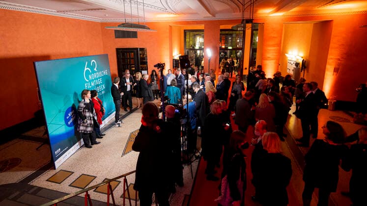 The guests in the foyer of the theatre Film Award Night of the Nordic Film Days Lübeck, 06 11 21 Lübeck Schleswig Holstein Germany Copyright: xAgentur54Gradx xFelixxKoenigx