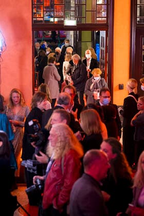 The guests in the foyer of the theatre Film Award Night of the Nordic Film Days Lübeck, 06 11 21 Lübeck Schleswig Holstein Germany Copyright: xAgentur54Gradx xFelixxKoenigx
