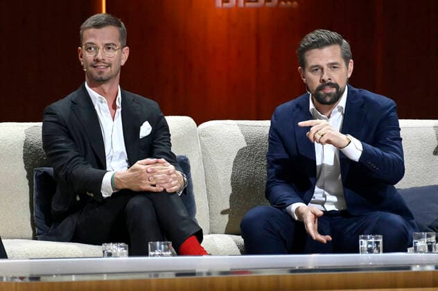 Joko Winterscheidt and Klaas Heufer circulation in the ZDF entertainment show Wetten, dass live from the exhibition hall Nuremberg, 06 11 2021 Foto:xF.xKernx xFuturexImage