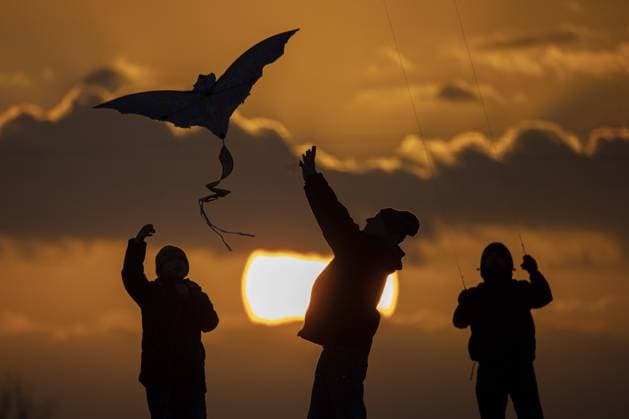 IMAGO Creative, Jahreszeit Herbst auf dem Land News Bilder des Tages Der Schattenriss von drei Personen zeichnet sich ab beim Drachensteigen vor Sonnenuntergang in Berlin, 07.11.2021. Berlin Deutschland *** The silhouette of three people stands out while flying a kite in front of sunset in Berlin, 07 11 2021 Berlin Germany Copyright: xFlorianxGaertner photothek.dex