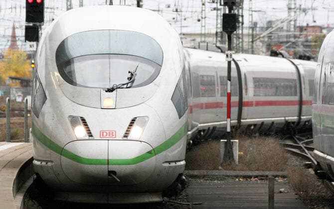 ICE Zug Deutsch Bahn kommt an during the Light Lockdown of the Covid 19 Coronavirus Pandemie in Nürnberg , Deutschland . November 07, 2021.