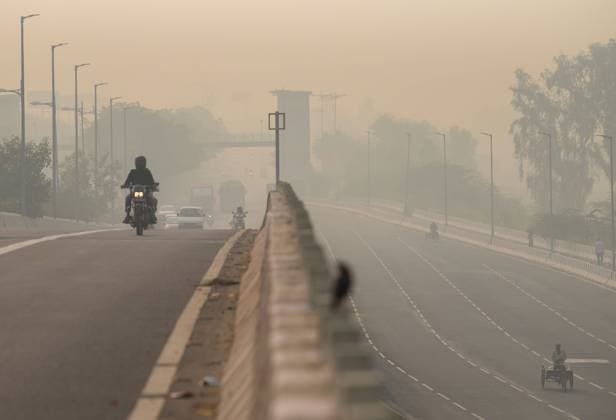 IMAGO Nature: Unsere Erde, Umweltverträgliche Herausforderungen, Kohlendioxid NEW DELHI, INDIA NOVEMBER 7: Mayur Vihar seen engulfed in thick smog, on November 7, 2021 in New Delhi, India. According to experts, the air quality in the Delhi-NCR degraded because of the unfavourable weather conditions - low temperature and slow wind speed - and the bursting of firecrackers on Diwali. (Photo by Amal KS Hindustan Times ) Smog Engulfs Delhi-NCR, Severe Drop In The Air Quality