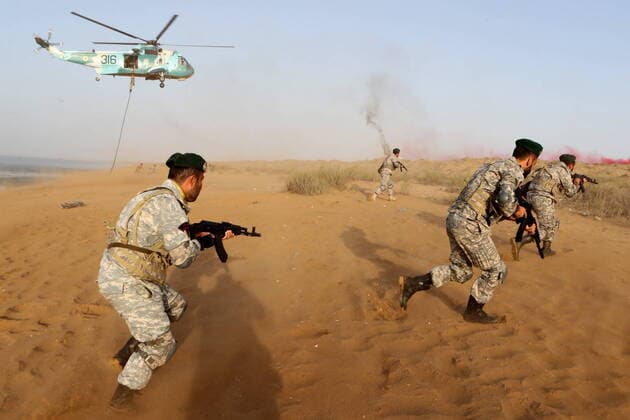 Bilder des Jahres 2021, News 11 November News Themen der Woche KW44 News Bilder des Tages November 7, 2021, Makran, Iran: A handout photo made available by the Iranian Army Press Office shows Iranian Army troops soldiers during a military exercise in the Makran, along the coast of the Gulf of Oman, after some tension between Iran and US in the region. Makran Iran - ZUMAi98_ 20211107_zih_i98_041 Copyright: xIranianxArmyxOfficex