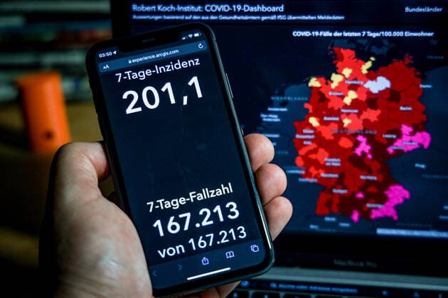 Coronavirus in Germany Covid 19 Dashboard of the Robert Koch Institute 08 11 2021 Robert Koch Institute 7 days Incidence 201.1 7 days Number of cases 167 213 COVID 19 cases 4 782 546 Addition of 15 513 compared to the previous day COVID 19 deaths 96 558 Addition of 33 compared to the previous day