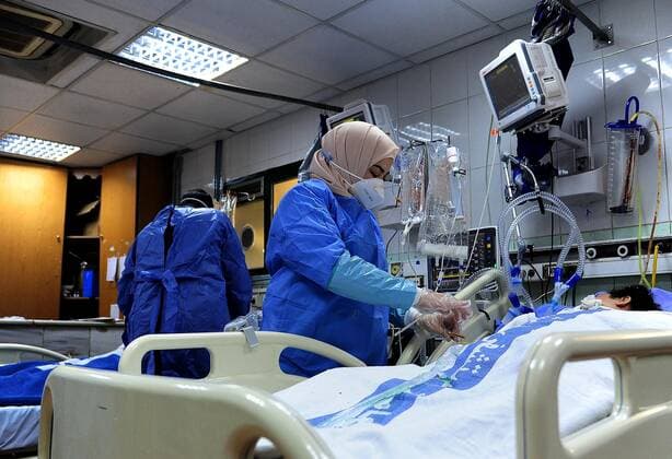 News Bilder des Tages (211107) -- DAMASCUS, Nov. 7, 2021 -- Medical workers treat COVID-19 patients at a hospital in Damascus, Syria, on Nov. 7, 2021. (Photo by Xinhua) SYRIA-DAMASCUS-COVID-19-HOSPITAL AmmarxSafarjalani 