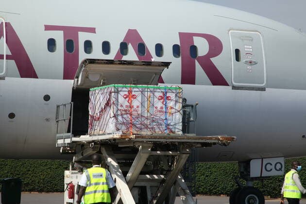 News Bilder des Tages (211108) -- KIGALI, Nov. 8, 2021 -- Staff members unload a batch of Sinopharm COVID-19 vaccine donated by the Chinese government at Kigali International Airport in Kigali, Rwanda, Nov. 7, 2021. Rwanda on Sunday received 300,000 doses of Sinopharm COVID-19 vaccine donated by the Chinese government, the second batch donated by China so far. ) RWANDA-KIGALI-CHINESE VACCINE-ARRIVAL JixLi 