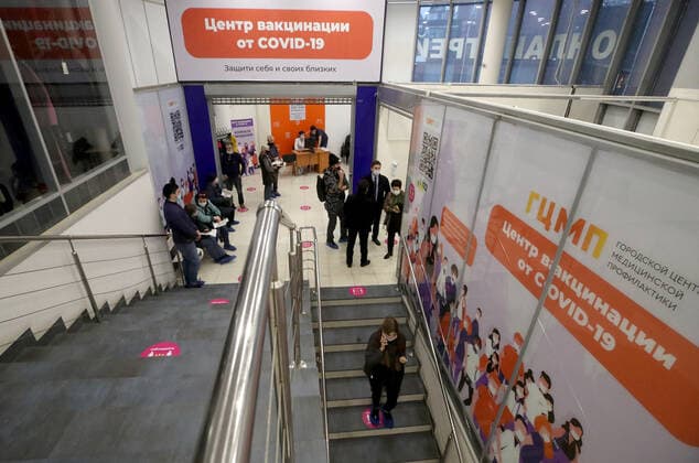 ST PETERSBURG, RUSSIA - NOVEMBER 8, 2021: People wait in line at a COVID-19 vaccination site at the Zanevsky Kaskad shopping mall. Alexander Demianchuk TASS  TS11714B