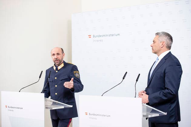 Ministry of the Interior Vienna: Statements regarding the main checks on the new corona regulations Medientermin im Innenministerium: Statements über die Schwerpunktkontrollen bezüglich der neuen Corona - Regeln. Im Bild: Innenminister Karl Nehammer (ÖVP) sowie Generaldirektor für die Öffentliche Sicherheit, Dr. Franz Ruf. Österreich. 08.11.2021