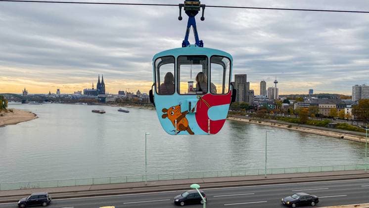 Die Kölner Seilbahn an der Zoobrücke fährt zwischen dem Kölner Zoo und dem rechtsrheinischen Rheinpark. Die Gondeln erhalten ihre Motive durch Sponsoren oder Patenschaften, wie hier von der Sendung mit der Maus Zoobrücke *** The Cologne cable car on the Zoobrücke bridge runs between Cologne Zoo and the Rhine Park on the right bank of the Rhine The gondolas get their motifs from sponsors or sponsorships, like this one from the Sendung mit der Maus show Zoobrücke bridge