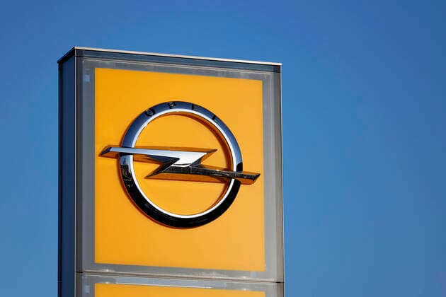 In October 2021, 178 683 new passenger cars were registered, 34.9 percent less than in the same month last year Especially E car manufacturers nevertheless the current sales crisis but still In the picture Opel logo at a car dealership in Cologne Topic image, symbol image Cologne, 01 11 2021 Foto:xC.xHardtx xFuturexImage