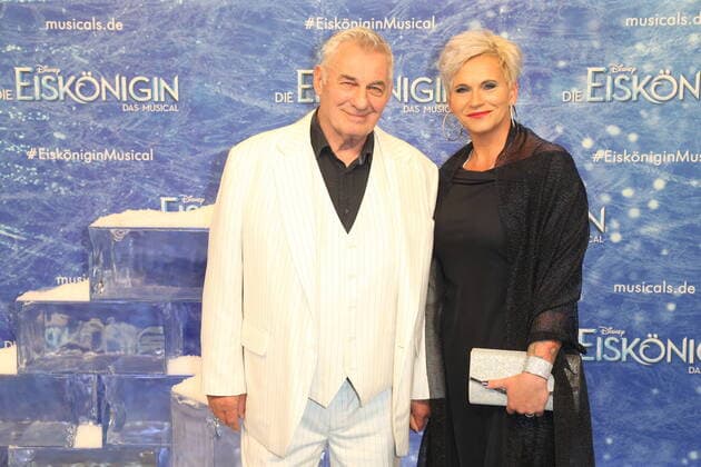 Musicalpremiere Hamburg Heinz und Annika Hoenig Premiere vom Disney Musical Die Eiskönigin im Stage Theater an der Elbe, Hamburg 8.11.2021 *** Musical premiere Hamburg Heinz and Annika Hoenig Premiere of the Disney musical The Ice Queen at the Stage Theater an der Elbe, Hamburg 8 11 2021