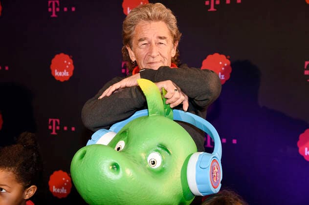 Bilder des Jahres 2021, Entertainment 11 November Entertainment Themen der Woche KW45 Peter Maffay beim Fototermin zur Vorstellung der Tabaluga Hörspiel Abenteuerreise in 3D-Audio von Kekz mit der Telekom im Telekom Shop. München, 09.11.2021 *** Peter Maffay at the photo session for the presentation of the Tabaluga radio play adventure journey in 3D audio by Kekz with Telekom in the Telekom Shop Munich, 09 11 2021 Foto:xS.xAdamx xFuturexImage