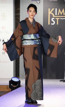 November 9, 2021, Tokyo, Japan - Japanese model Ai Tominaga displays kimono as she receives the first Kimonoist award for the promotion of Japanese traditional dresses in Tokyo on Tuesday, November 9 2021.  (173989245)