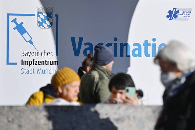 theme picture booster vaccination,3 vaccination vaccination center of the city of munich in the city hall at Marienplatz on 09 11 2021 passers-by,persons