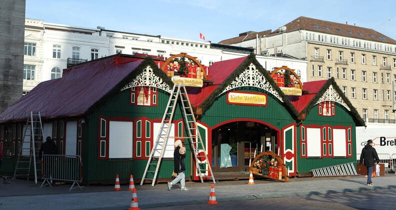 On the city hall market in Hamburg the for the Roncalli Christmas market began, which will take place after the Corona compulsory break in the past year in 2021 from 22 November to 23 December The historical market is pandemic conditionally divided into two