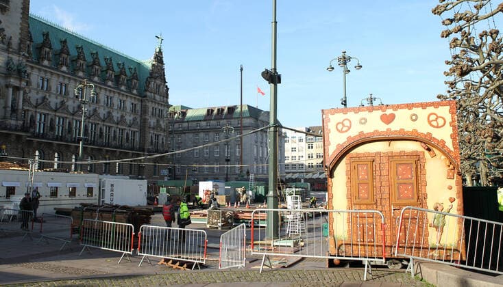 On the city hall market in Hamburg the for the Roncalli Christmas market began, which will take place after the Corona compulsory break in the past year in 2021 from 22 November to 23 December The historical market is pandemic conditionally divided into two