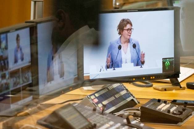 Plenarsitzung im niedersächsischen Landtag am 09.11.2021. 18.Wahlperiode, 50. Tagungsabschnitt, 120. Sitzung. Im Bild die Ministerin für Soziales, Gesundheit und Gleichstellung, Daniela Behrens, SPD. Deutschland, Niedersachsen, Hannover, 09.11.2021 *** Plenary Session in the Lower Saxony Parliament on 09 11 2021 18 Election Period, 50 Session, 120 Session In the picture the Minister for Social Affairs, Health and Equality, Daniela Behrens, SPD Germany, Lower Saxony, Hanover, 09 11 2021