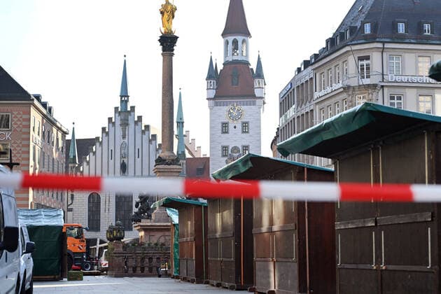 Stands and stalls are currently being set up Christkindlmarkt on the Marienplatz in Munich on 09 11 2021