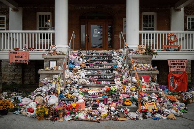 News Bilder des Tages November 9, 2021, Brantford, ON, Canada: Steps leading up to the site of former Indian Residential School, the Mohawk Institute, as phase one of a ground search begins for unmarked graves on the 500 acres of the lands in Brantford, Ont., Tuesday, November 9, 2021. Brantford Canada - ZUMAc35_ 20211109_zaf_c35_020 Copyright: xNickxIwanyshynx