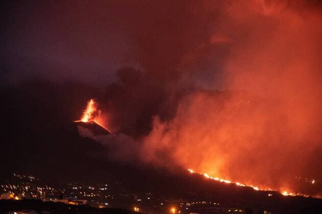 Bilder des Jahres 2021, News 11 November News Themen der Woche KW45 News Bilder des Tages The Cumbre Vieja volcano expels lava and ashes in Tazacorte, near La Palma, Canary Islands, Spain, 09 November 2021. The? volcano began to erupt 19 September. Cumbre Vieja volcano erupts in La Palma, Spain !ACHTUNG: NUR REDAKTIONELLE NUTZUNG!  Copyright: xMiguelxCalerox GRAFCAN6387 20211109-286253829c8447f41eb9fdd9eb9fd649d6d105e1