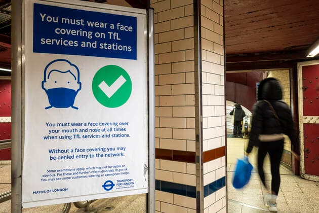 News Bilder des Tages (211110) -- LONDON, Nov. 10, 2021 -- A commuter passes a sign requiring people to wear face covering while travelling on the tube in London, Britain, on Nov. 9, 2021. Britain on Tuesday registered 33,117 new COVID-19 infections and 262 coronavirus related deaths, bringing the total loss of lives to 142,124, according to the latest official figures. (Photo by Xinhua) BRITAIN-COVID-19-CASES StephenxChung 