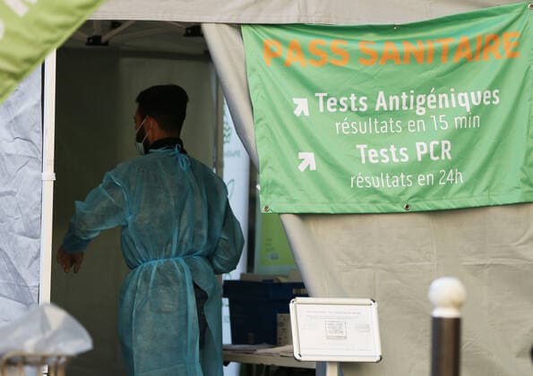 (211110) -- PARIS, Nov. 10, 2021 -- A medical staff works at a fast COVID-19 test screening tent in Paris, France, Nov. 9, 2021. French President Emmanuel Macron announced Tuesday evening to postpone the pre-decided easing of anti-COVID-19 measures, since France is undergoing the fifth wave of the pandemic. People over 65 years old and the most vulnerable ones will have to get a booster dose in order to validate their health pass from Dec. 15. ) FRANCE-PARIS-COVID-19-BOOSTER SHOT GaoxJing 