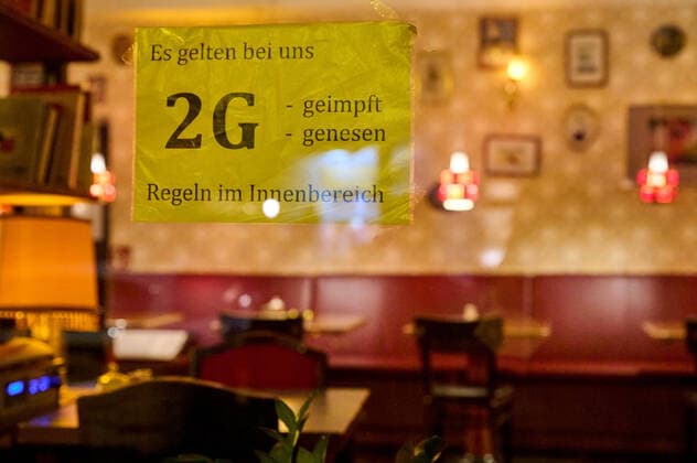 Sign for 2G access control to the Datscha restaurant as part of the Berlin Corona containment measures snapshot photography F Boillot